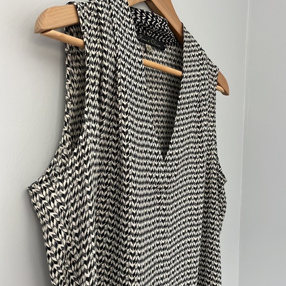 Sleeveless patterned blouse - Picture 4 of 4